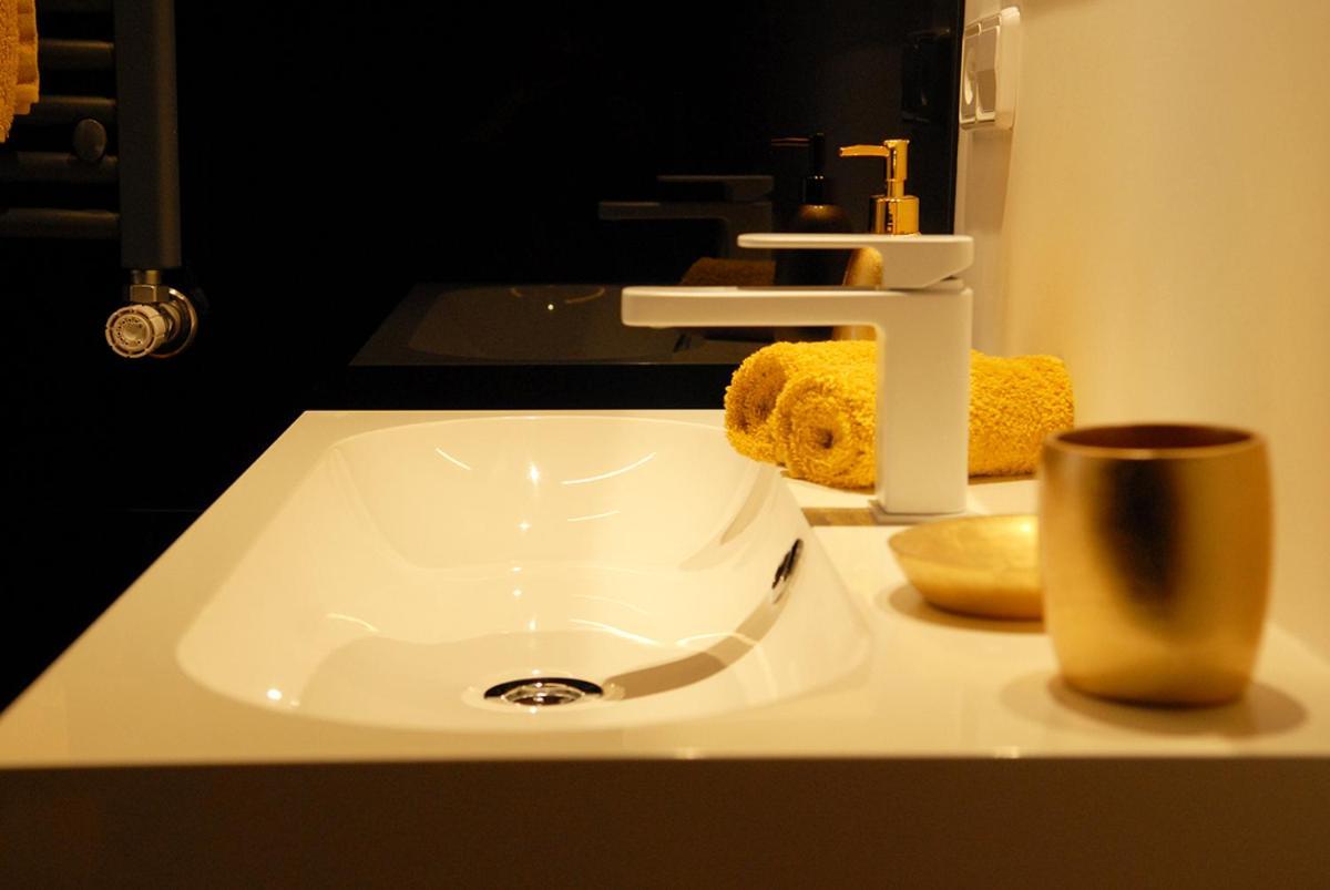 Apartment Golden & White *