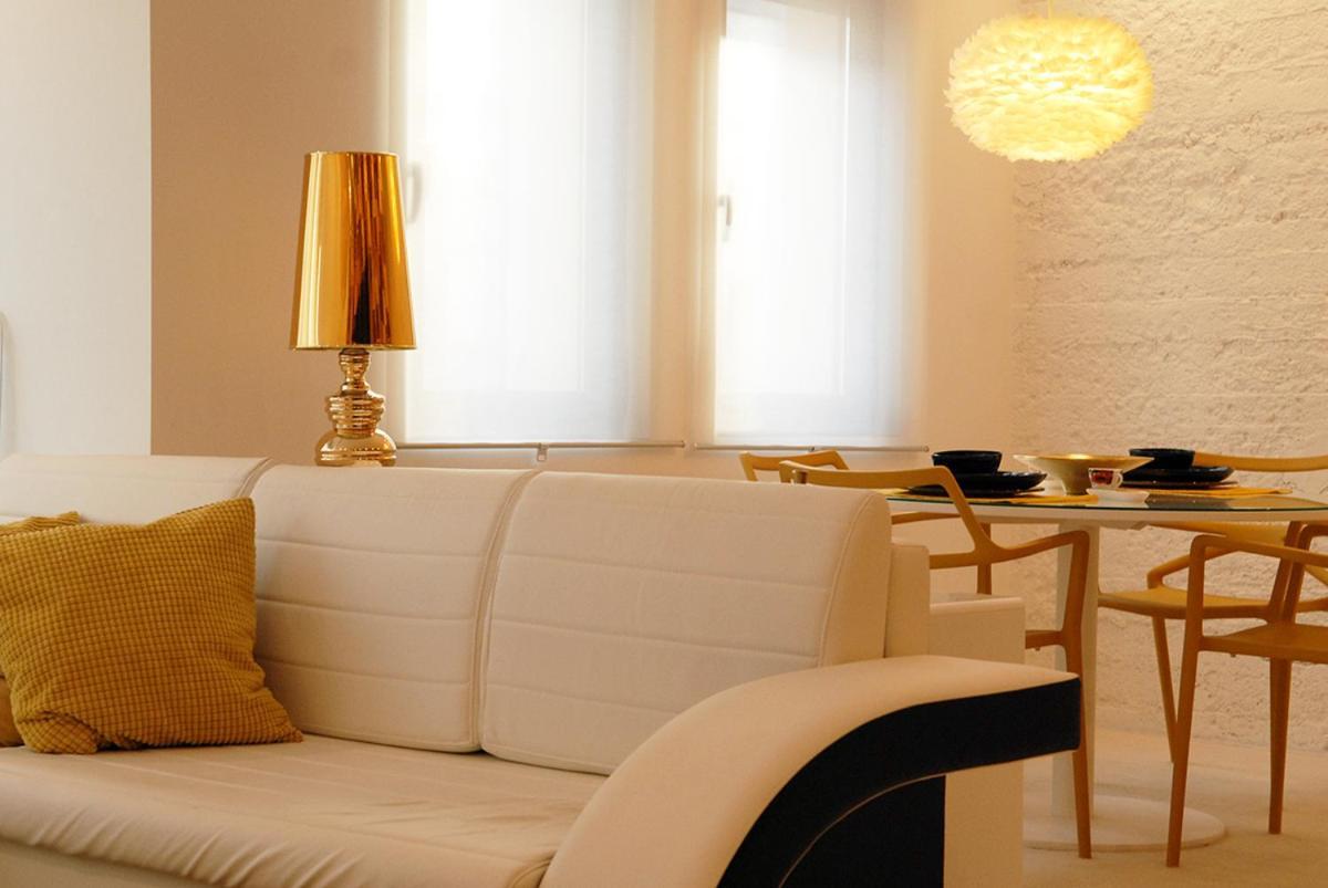 Apartment Golden & White *